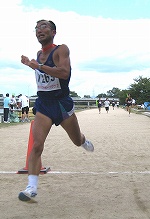 男子優勝の松本明さん