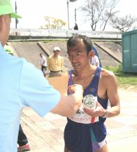 男子優勝の松本明さん