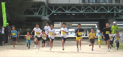 小学生1Kmランニングのスタート 小学生1Kmランニングのスタート