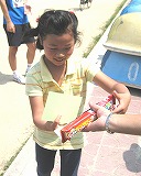 賞品のお菓子もらってニッコリ 賞品のお菓子もらってニッコリ