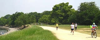 トップで走る黒川さん トップで走る黒川さん