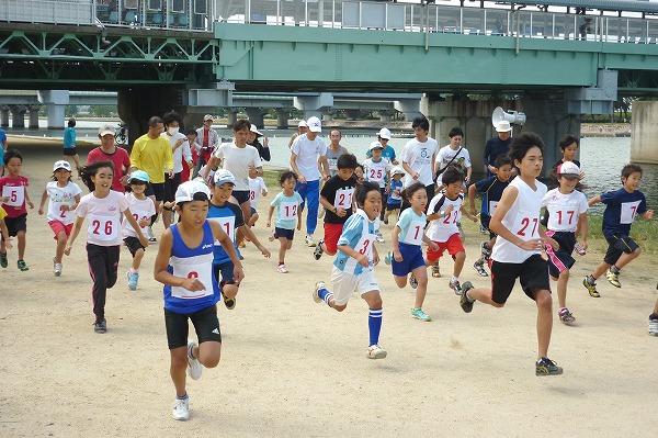小学生1Kmマラソンのスタート 小学生1Kmマラソンのスタート