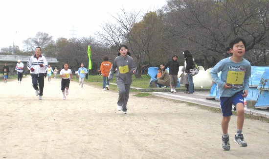 小学生1Kmマラソンの力走