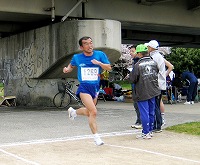 ハーフ男子優勝の松本明さんの走り