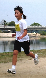 小学生１Kmマラソン優勝の山脇有祐美ちゃん