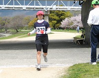 ハーフ女子優勝の工藤季美子さんのゴール