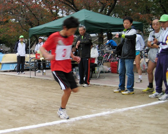 大会新記録でゴールした村田惇君