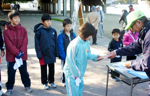 写真中央は女子でトップの疋田涼さん 写真中央は女子でトップの疋田涼さん