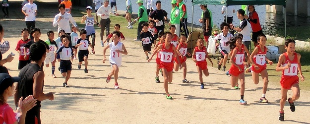 小学生1Kmランニングのスタート 小学生1Kmランニングのスタート