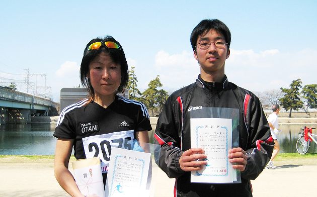 ハーフの部で優勝の大谷ひろみさんと東田薫さん ハーフの部で優勝の大谷ひろみさんと東田薫さん