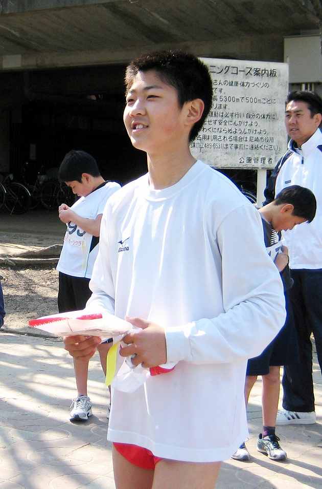 小学生1Kmランニングで新記録樹立の久井一平君