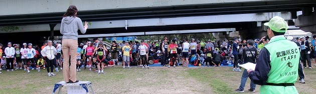 開会式、手話通訳は岡本麻美さん 開会式、手話通訳は岡本麻美さん