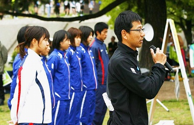 中瀬洋一監督が率いる大阪芸大女子駅伝部の選手たち 中瀬洋一監督が率いる大阪芸大女子駅伝部の選手たち