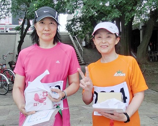 左は10Kmの部で優勝の森豊子さんと神原さん 左は10Kmの部で優勝の森豊子さんと神原さん