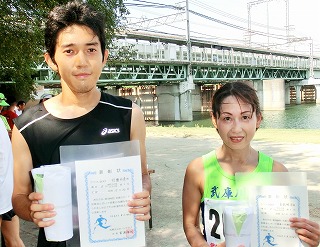 男子優勝の行場竹彦さんと女子優勝の糸氏明子さん（二連覇）