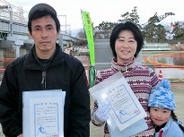 ５Kmの部で優勝の桒谷秀之さんと村上陽子さん