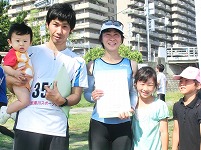5Kmの部で優勝の上平耕司さんと村上陽子さん