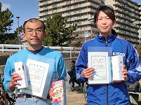 ハーフの部で優勝の松本明さんと天野絵美さん