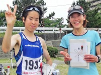ハーフの部で優勝の大西一輝さんと水内喜美代さん