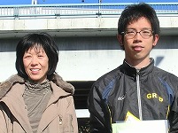ハーフの部で優勝の久本駿輔さんと道林秀代さん