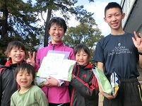 5Kmの部で優勝の福田純一さんと村上陽子さん