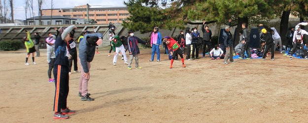 カヤックの練習をする学生たち カヤックの練習をする学生たち