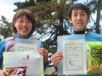ハーフの部で優勝の川原章義さんと水内喜美代さん