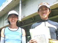 5Kmの部で優勝の鹿乗裕一さんと村上陽子さん