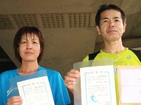 5Kmの部で優勝の渡嘉敷義成さんと榎本美和さん