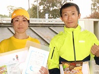 ハーフの部で優勝の原良和さんと植木博子さん