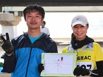 ハーフの部で優勝の黒川雄司さんと中尾美加さん