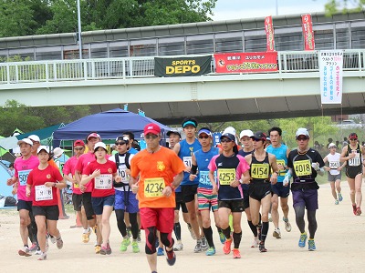 北折返しから戻ってきたランナーたち 北折返しから戻ってきたランナーたち