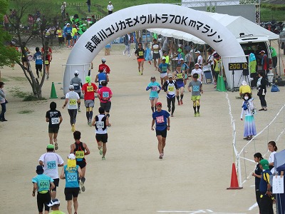10Km地点を行き交うランナー