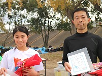 5Kmの部で優勝の荒木一豊さんと任　利彩さん
