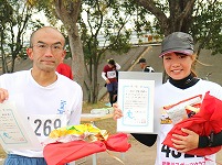 ハーフの部で優勝の松本　明さんと池原実穂さん