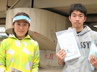 5Kmの部で優勝の下満裕斗さんと河野文江さん