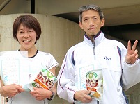 ハーフの部男子で優勝の山田和信さんと水内喜美代さん