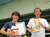 ハーフの部男子で優勝の吉田達男さんと水内喜美代さん