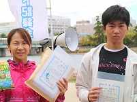 ハーフの部で優勝の大西天汰さんと鎌田沙樹さん