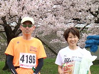 10Kmの部で優勝の長谷川晃一さんと糸氏明子さん