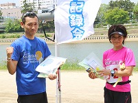 ハーフの部で優勝の田中翔さんと鎌田沙樹