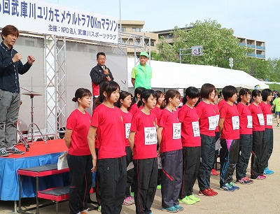 開会式で紹介される大阪芸大女子駅伝部の選手の皆さん 開会式で紹介される大阪芸大女子駅伝部の選手の皆さん