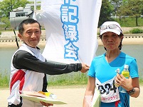 ハーフの部で優勝の原良和さんと植木博子さん