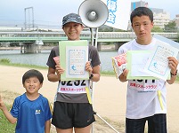 ハーフの部で優勝の稲葉勇介さんと鎌田沙樹