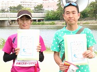 ハーフの部で優勝の森正祐さんと永長佐智子さん