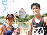 ハーフの部で優勝の諏訪健治さんと辻井千恵さん