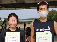 鎌田正行さんと原井里菜さん
