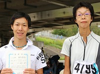 ハーフの部で優勝の藤島直也さんと中村かおるさん