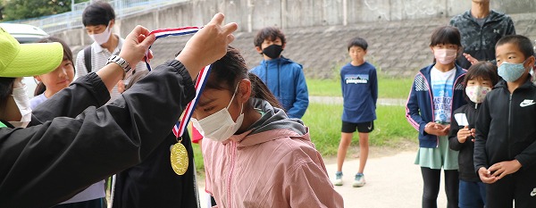 小学生1Kmランニングの表彰式 小学生1Kmランニングの表彰式
