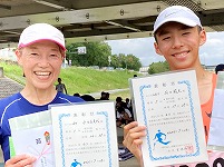 ハーフの部で優勝の指田駿太さんと水内喜美代さん